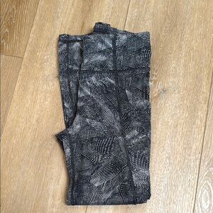 Lululemon Fast and Free 23” length pattern b&w